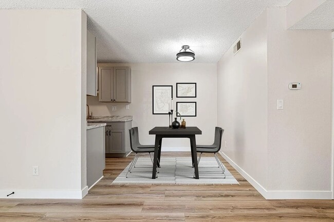 Building Photo - Updated 2 Bed/1 Bath Apartment in Desirable, Quiet Neighborhood