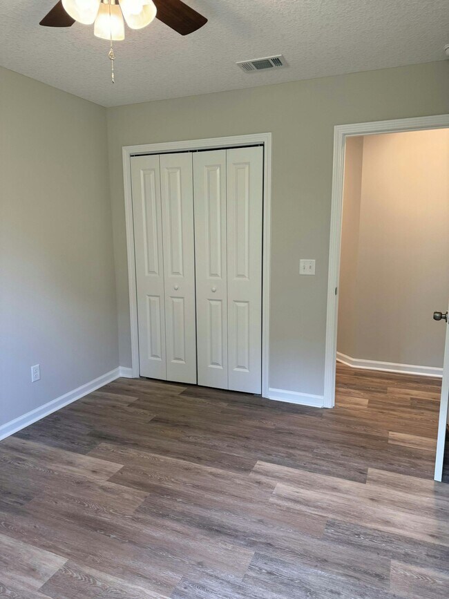 Building Photo - 241 Crown Cir