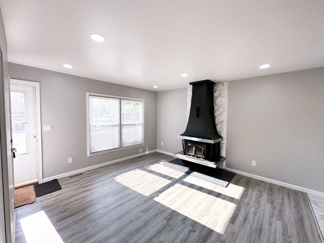 Building Photo - 35381 Dern Dr