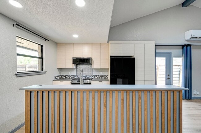 Building Photo - 2107 Darwin Dr