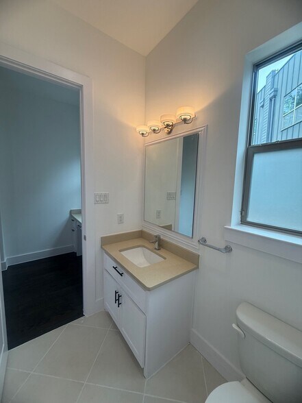 Building Photo - 3008 Zenia Dr