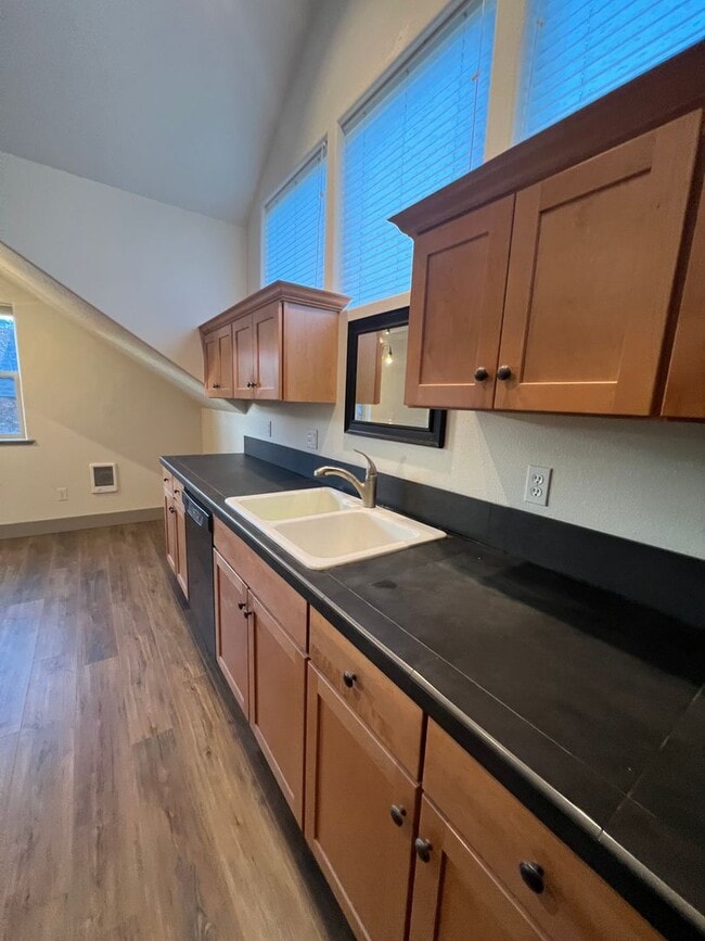 Building Photo - Studio on Awbrey Butte with Great Views