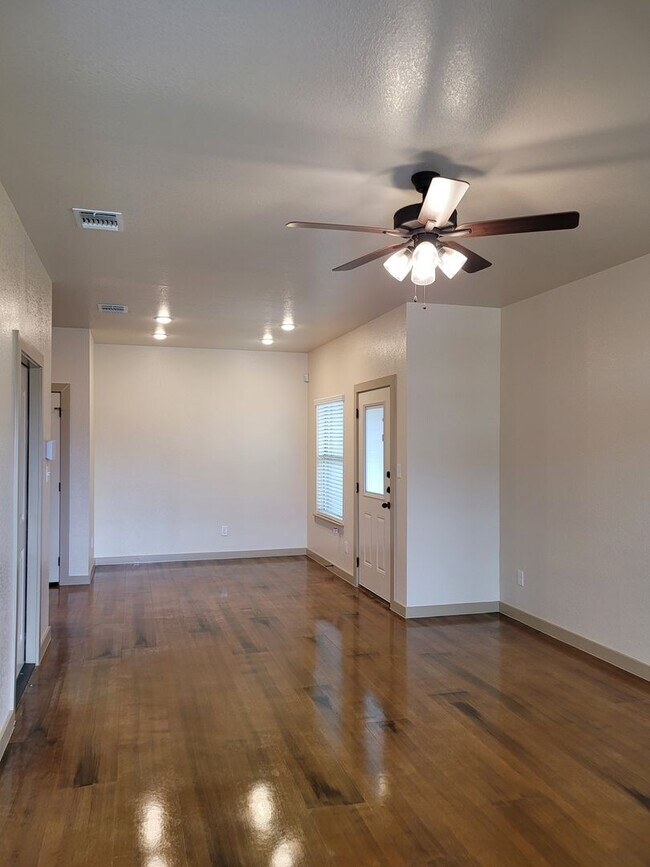 Building Photo - 1909-B Caspian Trail - Move in Ready!