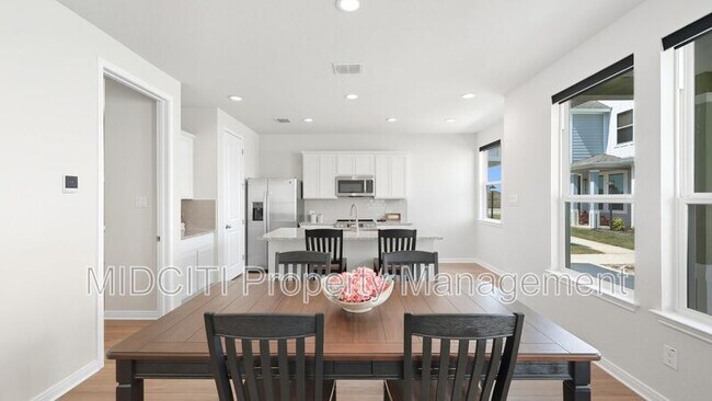 Building Photo - 2133 Hofstaat