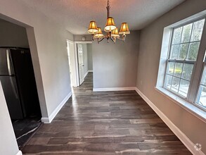 Building Photo - Springfield Home Available now!