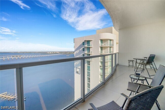Building Photo - 3000 Oasis Grand Blvd