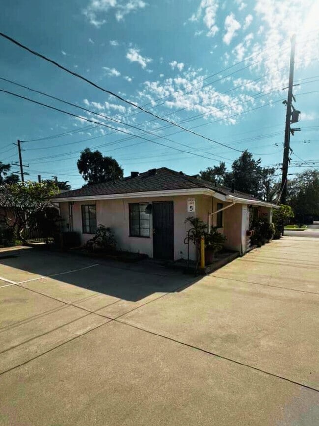 Building Photo - 843 W Walnut Ave