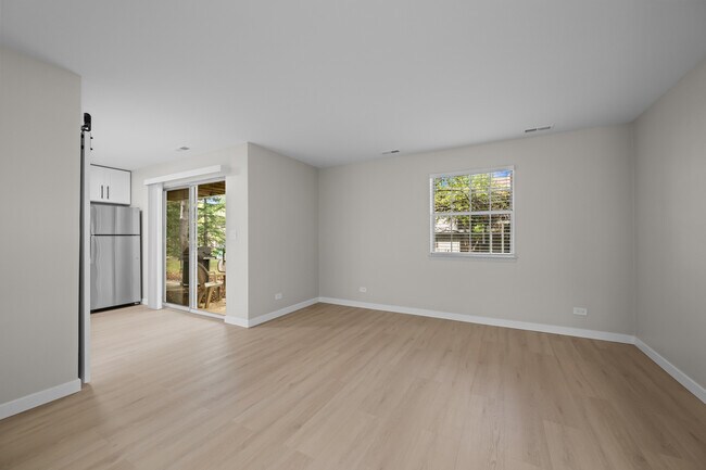 Building Photo - 556 E Shag Bark Ln