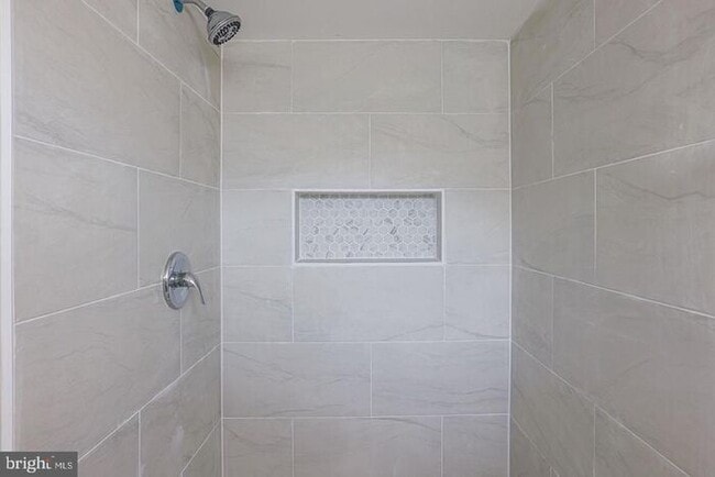 Building Photo - 4 Bedroom Beautiful Home