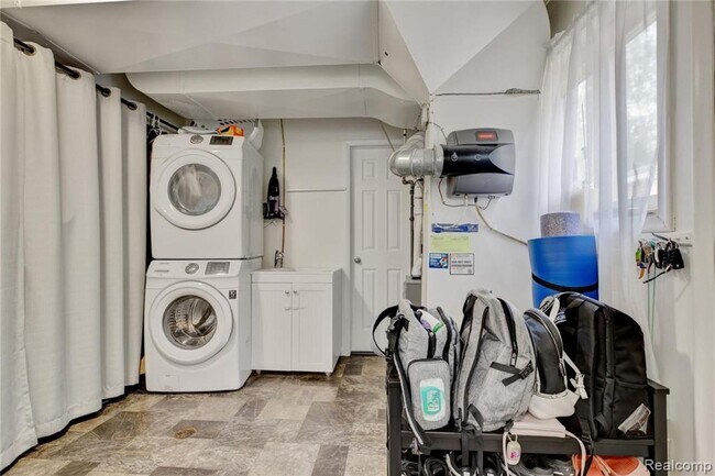 Building Photo - Beautiful Home in Dearborn Heights