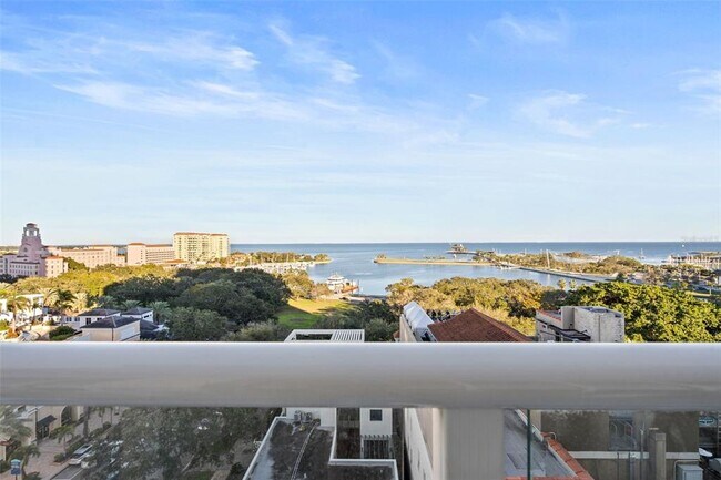 Building Photo - 176 4th Ave NE