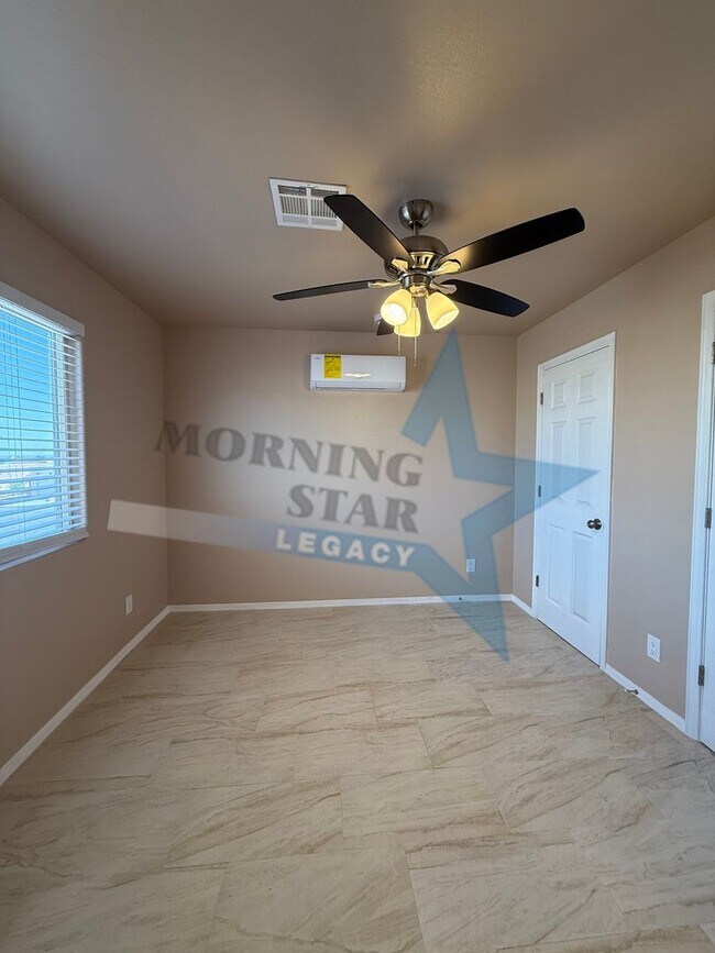 Building Photo - Like NEW! Location & Quality!