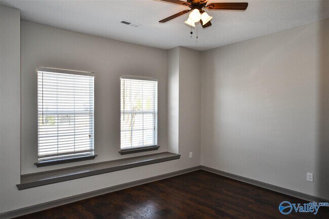 Building Photo - 101 Bridle Trce Ln