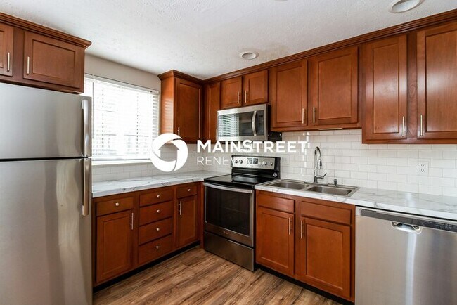 Building Photo - 4 Bedroom Pet-Friendly Home in Louisville, KY with Main Street Renewal