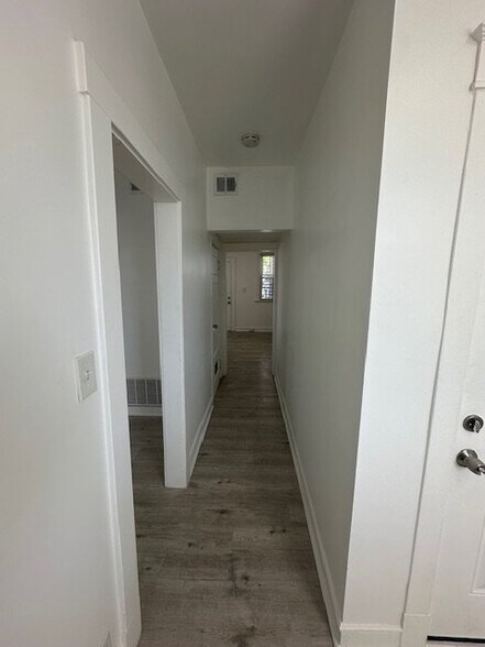 Building Photo - 2700 Roslyn Ave