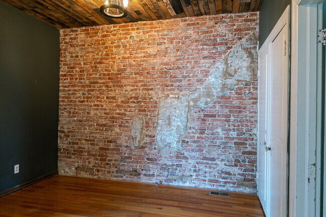 Building Photo - 41 Potter St