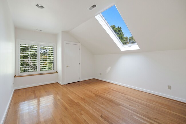 Building Photo - 388 Taconic Rd