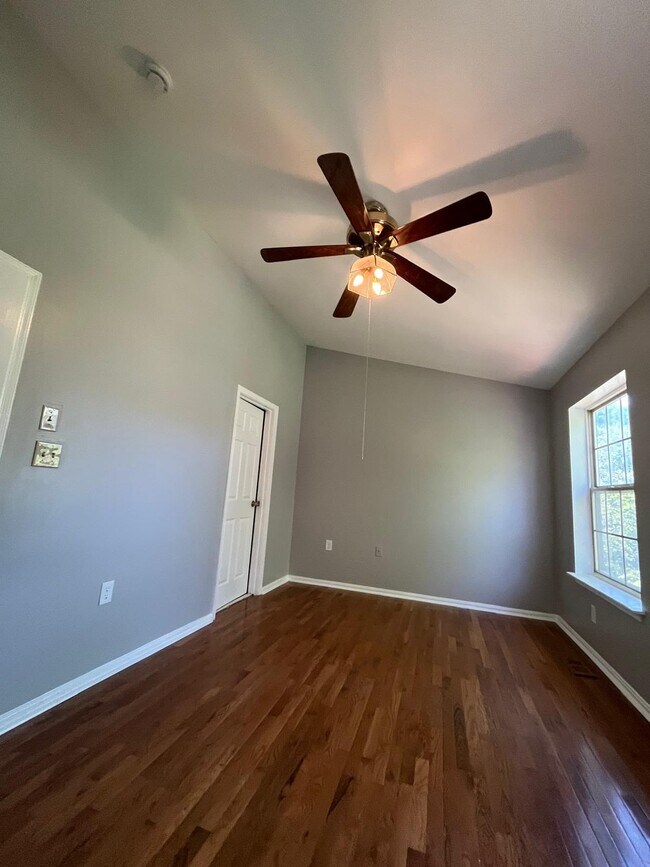 Building Photo - 4674 Mews Dr