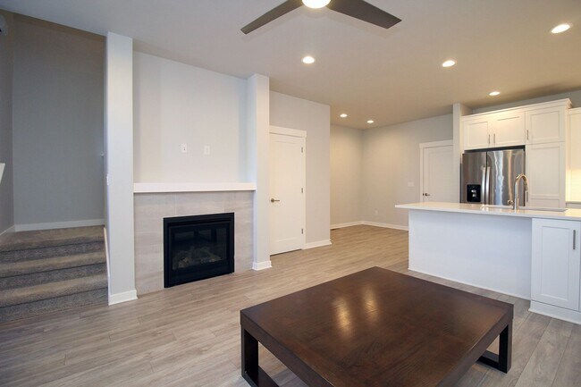 Building Photo - Impeccable 3 Bed/2.5 Bath Townhome located...