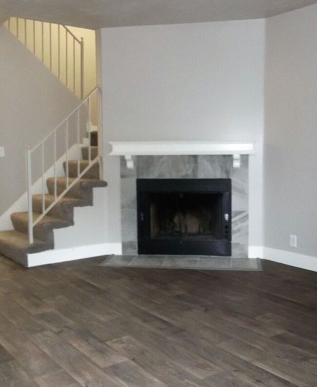 Building Photo - 2 Bedroom 2.5 Bathroom with Bonus Attic Ro...