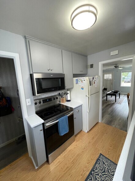 Building Photo - 814 12th Ave SE