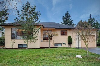 Building Photo - Spacious 4 bedroom house on a quiet North Ballard/Crown Hill  location