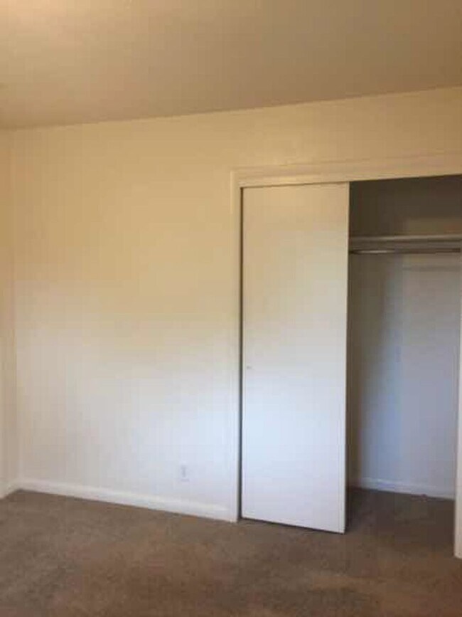 Building Photo - 1105-1107 Baker St Duplex