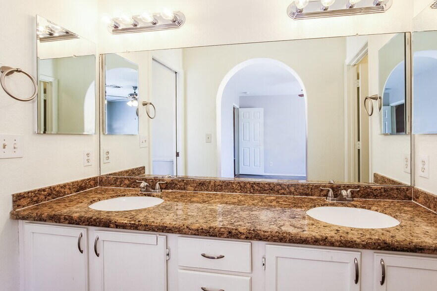 Building Photo - 8727 W Sierra Vista Dr