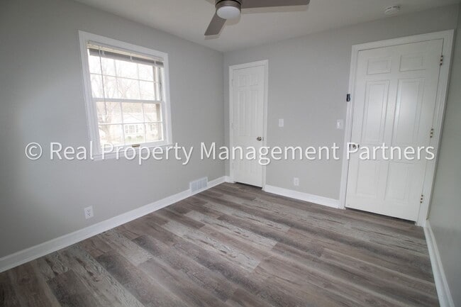 Building Photo - 1 Room for Rent in a 6-Bedroom Student Hom...
