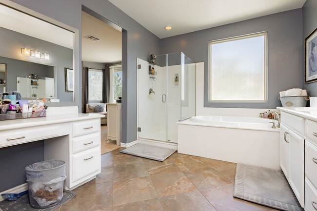 Building Photo - Stunning 4 bedroom 3.5 bath home with 3 ca...