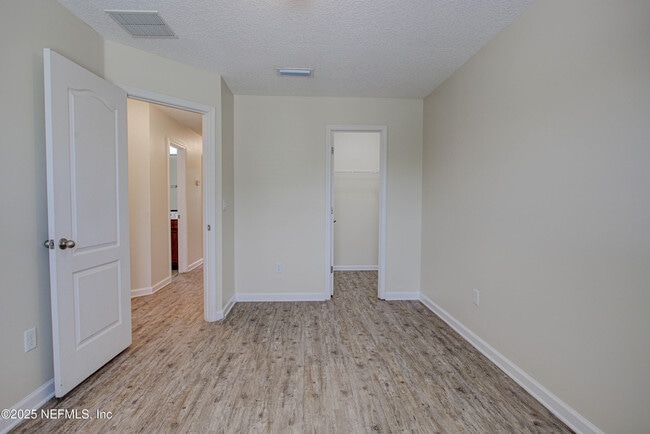 Building Photo - 417 Oasis Ln