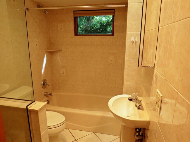 Building Photo - 3 Bedroom Beautiful Ranch