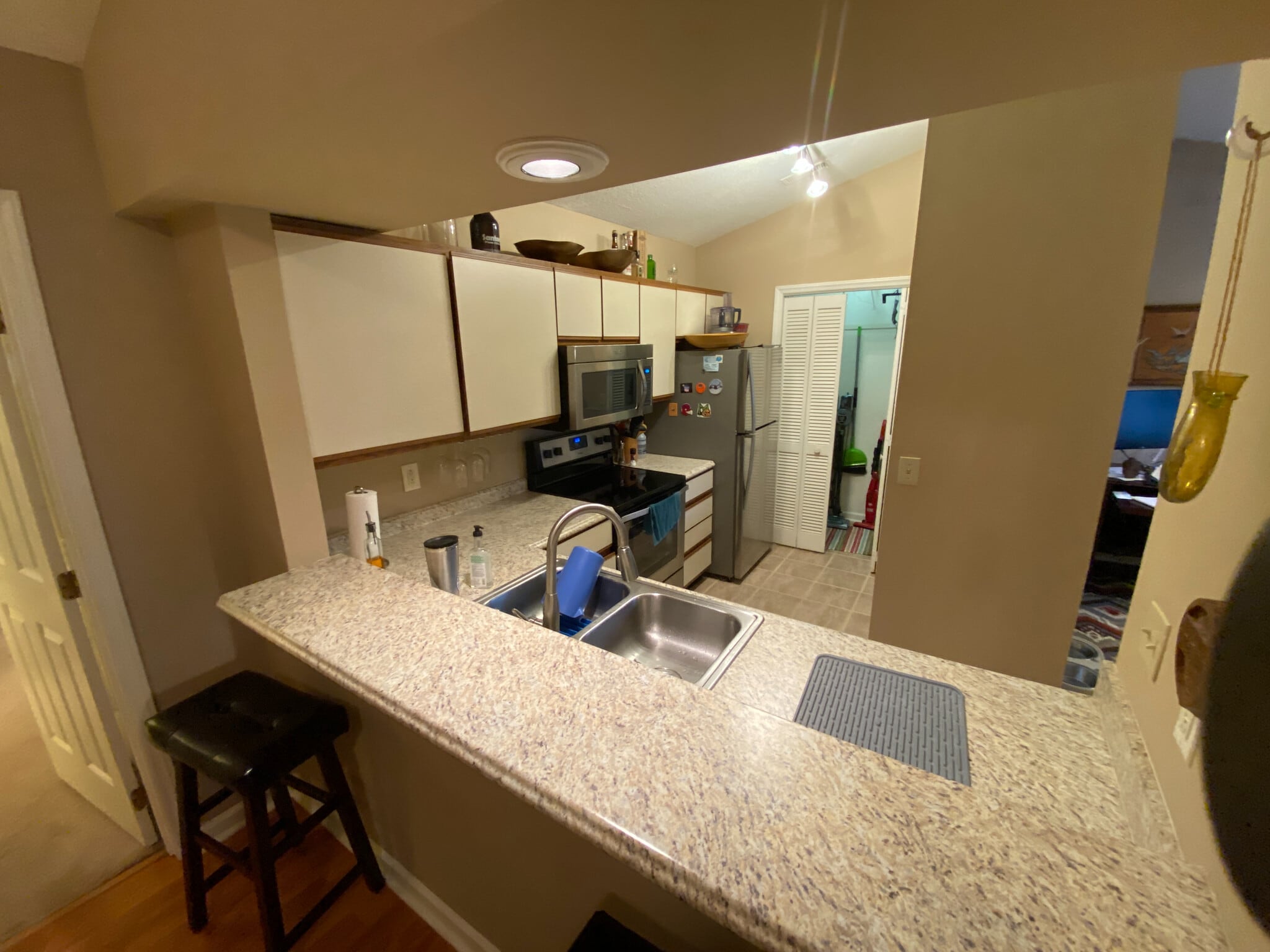Building Photo - Room in Townhome on Sunpointe Dr