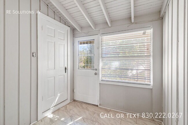Building Photo - 336 E Lullwood Ave