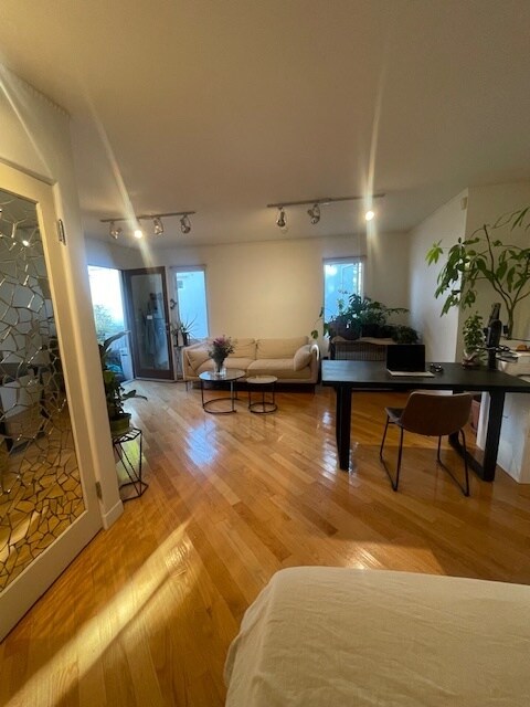 Building Photo - 1224 Poinsettia Dr