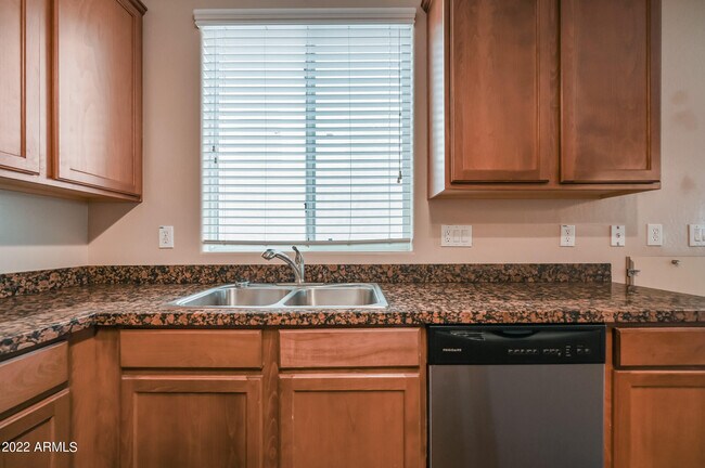 Building Photo - 2185 S Sanders Dr
