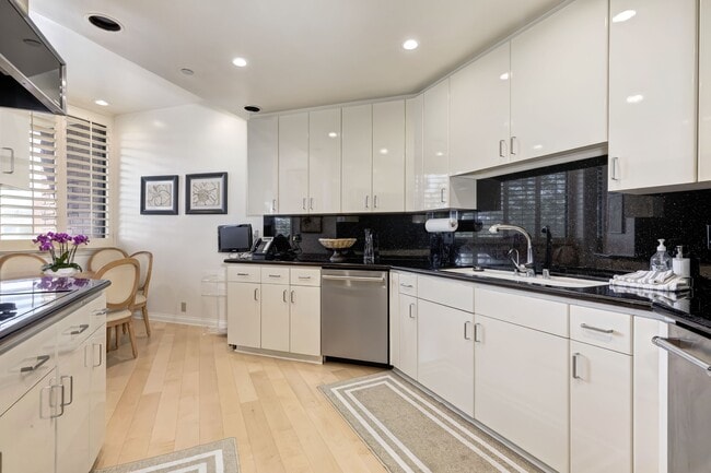 Building Photo - 300 N Swall Dr