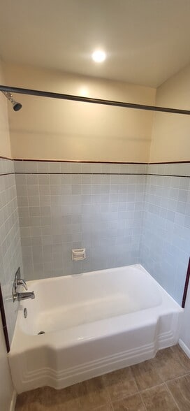 Tub/Shower combo - 154 Madeline Dr