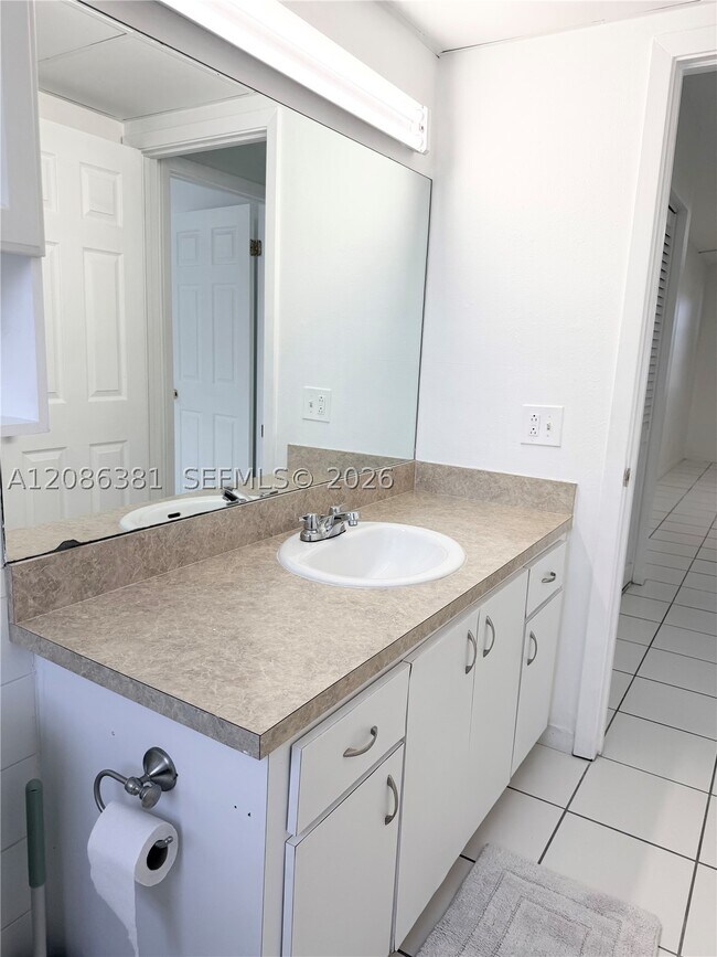 Building Photo - 500 NE 2nd St