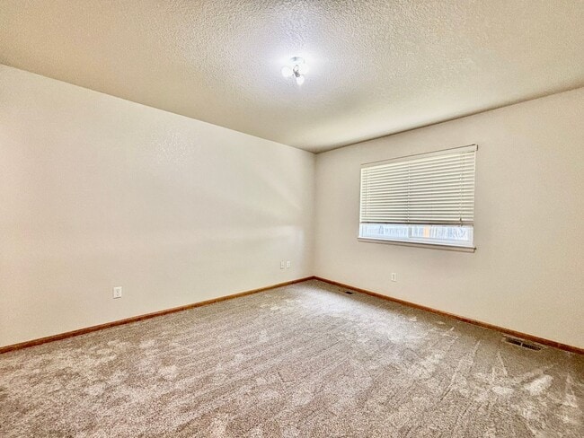 Building Photo - Beautiful Duplex with Attached Garage and ...