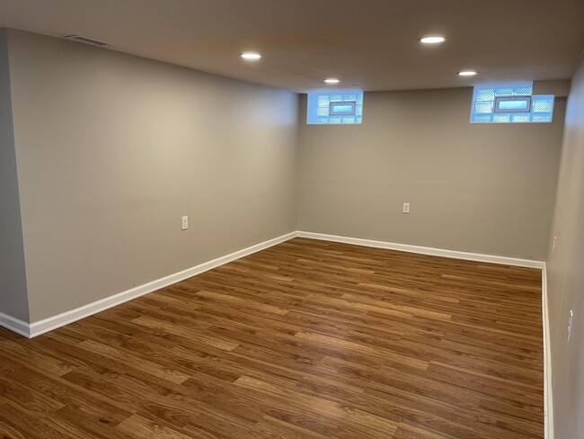 Building Photo - 610 Parkside Dr