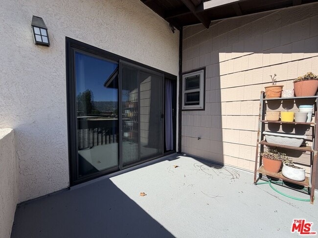 Building Photo - 6716 Clybourn Ave