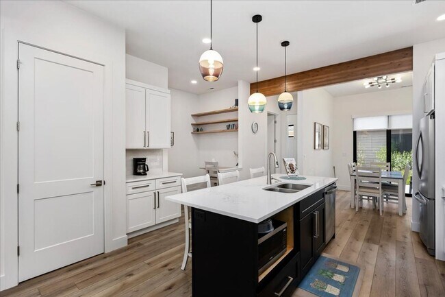 Building Photo - Downtown Townhouse