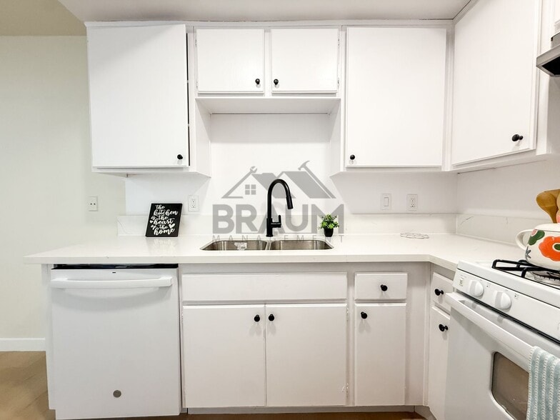 Building Photo - 5245 Riverton Ave