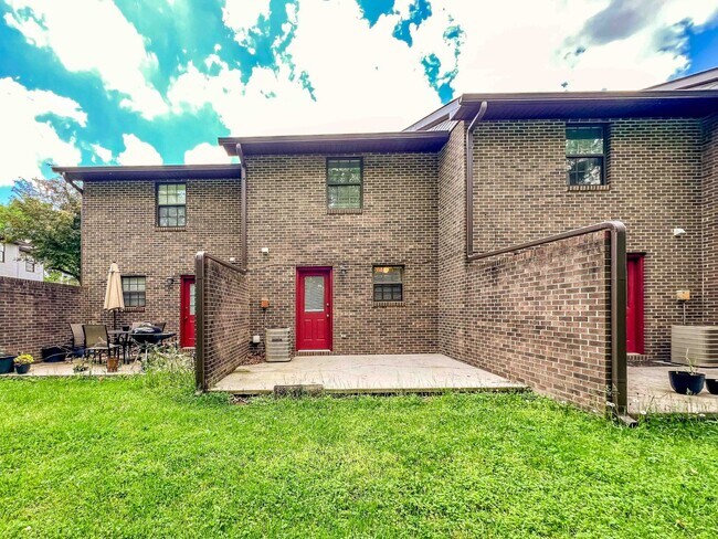 Building Photo - Conveniently Located 2-bedroom Townhome