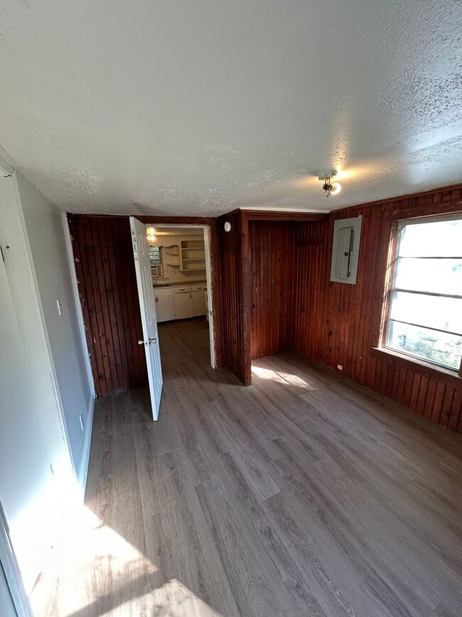 Building Photo - 1,000.00 MOVE-IN-SPECIAL