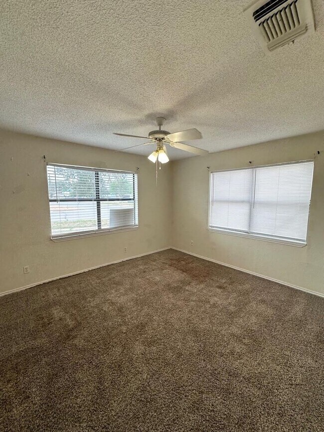 Building Photo - 3 Bedroom 2 Bathroom Ready to Rent!