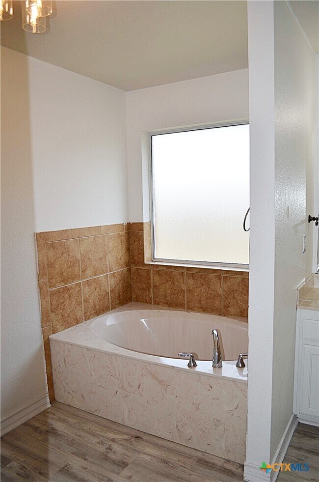 Building Photo - 2105 Merle Dr