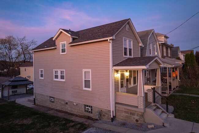 Building Photo - SCORE 1ST MONTH'S RENT FREE IF SIGNED BY FEB 13! Gorgeous 2 bedroom with BONUS ROOM in Scott Town...