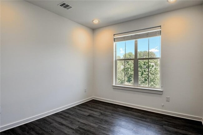 Building Photo - 2624 Metcalfe Rd